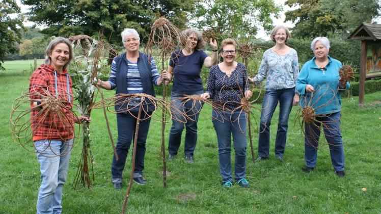 Tanja Teuber (links) und einige Kursteilnehmerinnen mit den frisch gefertigten Blumen aus Weidezweigen.ch gefertigten Blumen aus Weidezweigen. Foto: Birgit Stamerjohanns