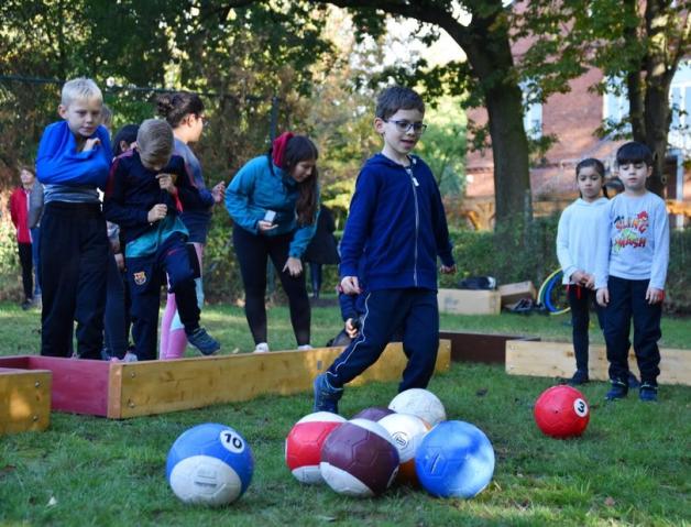 Kinder beim Fußball-Billard. Foto: Niklas Golitschek Kinder beim Fußball-Billard. Foto: Niklas Golitschek