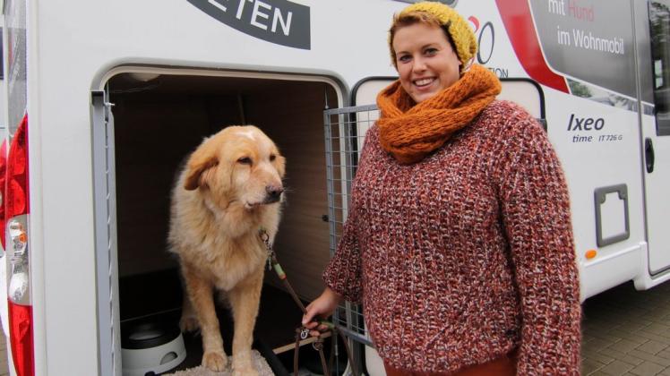Hunde wie Ermes von Tina Stietenroth sollen künftig ebenfalls im Miet-Wohnmobil ihren Platz finden. Zusammen mit ihrem Mann Ralf vermietet die 34-Jährige Wohnmobile, die auf die Bedürfnisse von Hundehaltern zugeschnitten sind. Foto: Bettina Dogs-Prößler