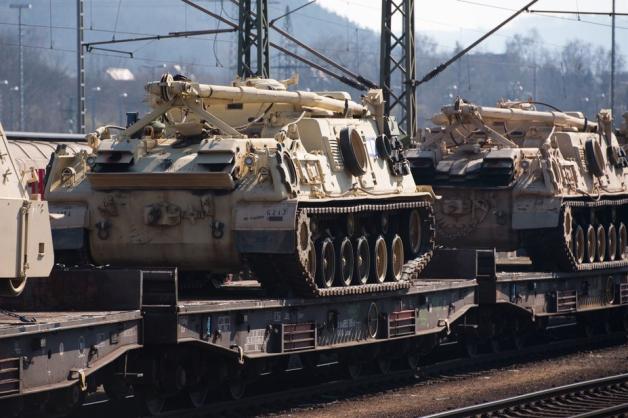 US-Panzer bei einem Truppentransport im thüringischen Saalfeld 2015. Foto: dpa/Sebastian Kahnert