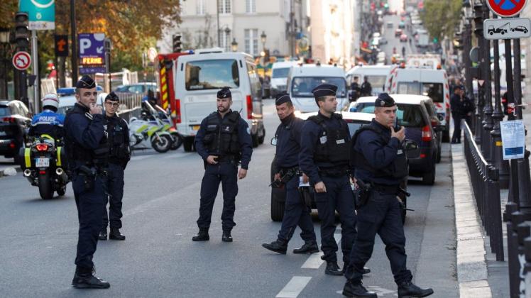 PDie tödliche Messerattacke in der Pariser Polizeipräfektur mit insgesamt fünf Toten gibt weiter Rätsel auf. Foto: GEOFFROY VAN DER HASSELT / AFP
