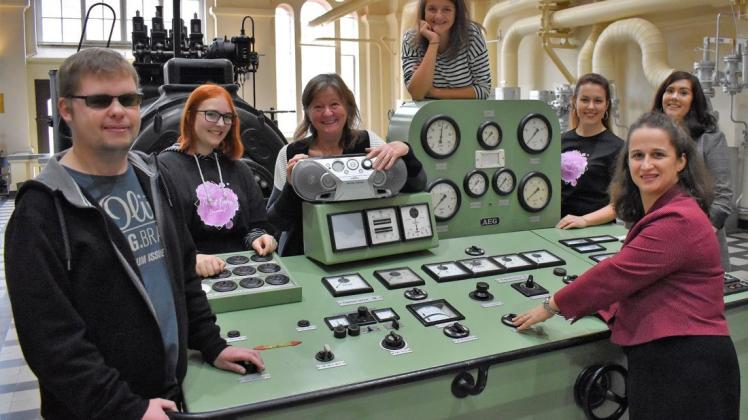 Aktiv (v.li.) : Marc Rathke, Kristin Amling, Lilli März, Anne Angenendt, Virginia Sroka-Rudolph, Maike Tönjes und (vorne rechts) Ilda Grüttner. Foto: M. Brünjes