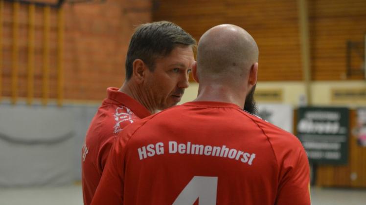 Treten auswärts beim HC Bremen an: Trainer Jörg Rademacher und Lennart Witt von der HSG Delmenhorst. Foto: Daniel Niebuhr