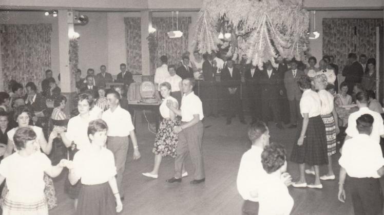 Tanzvergnügen unter der Erntekrone: Die Landvolkjugend feiert Anfang Oktober 1961 in Immer das Erntefest. Foto: dk-Archiv