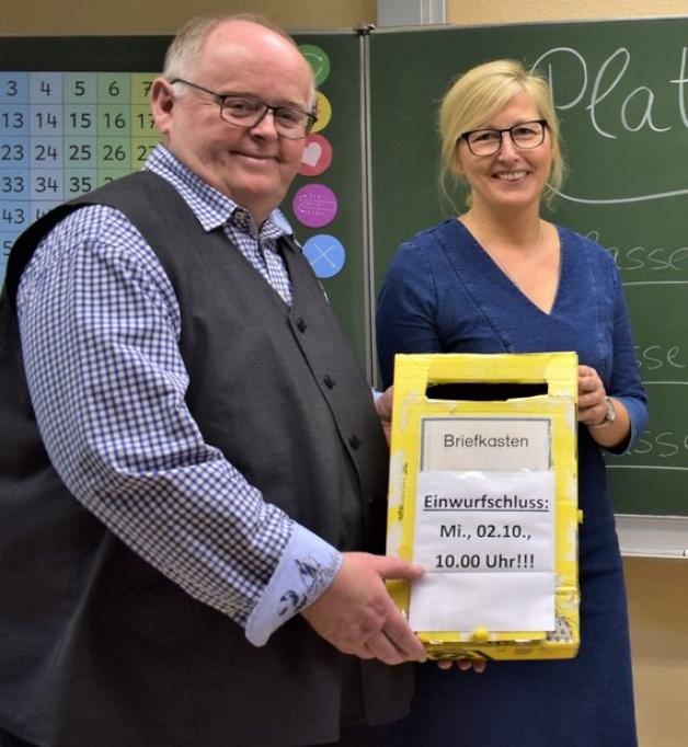 „Glücksfee“ Dirk Wieting assistiert Angela Hillen, die das Platt-Quiz mit ihrer Plattdeutsch-AG vorbereitet hat. Foto: Martina Brünjes