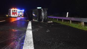 Ein Bulli fiel von einem Anhänger und landete auf der Fahrbahn. Eine Autofahrerin konnte dem Hindernis nicht mehr ausweichen. 