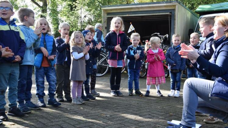 Auch der Nachwuchs gestaltet das Dorffest in Stenum mit, so wie hier 2017 die Kinder aus der Kita "Spatzennest". Archivfoto: Mareike Bader Auch der Nachwuchs gestaltet das Dorffest in Stenum mit, so wie hier 2017 die Kinder aus der Kita "Spatzennest". Archivfoto: Mareike Bader