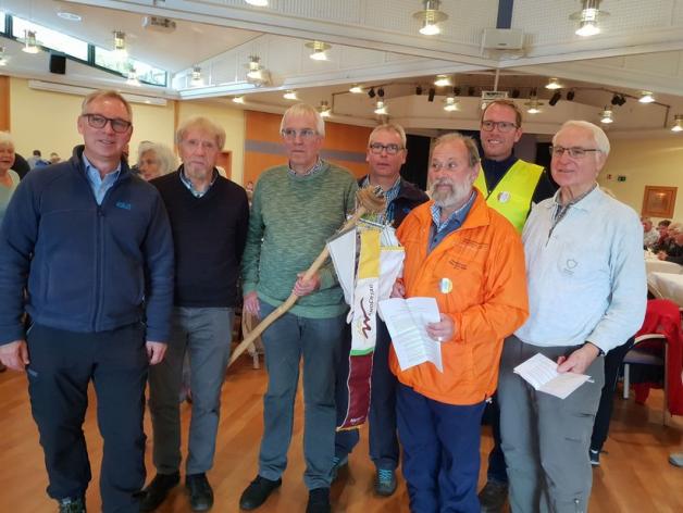 Wimpelübergabe: Andreas Dreier, Georg Wenker, Christian Hoffmeister, Andreas Leder, Ulrich Gövert, Stefan Muhle und Hermann Kuipers (von links). Foto: Stadt Melle Wimpelübergabe: Andreas Dreier, Georg Wenker, Christian Hoffmeister, Andreas Leder, Ulrich Gövert, Stefan Muhle und Hermann Kuipers (von links). Foto: Stadt Melle