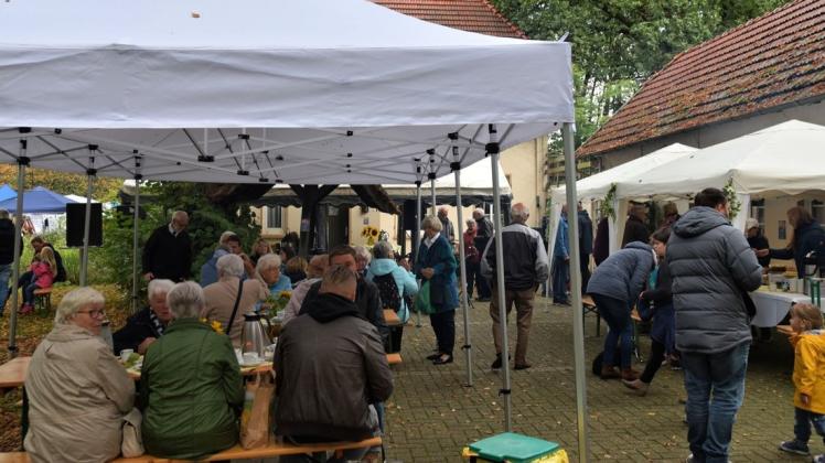 Unter den Pavillons genossen die Besucher des Stenumer Dorffests das kulinarische Angebot. Foto: Niklas Golitschek