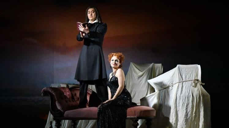 Die Geschichte von "La Traviata" ist von Anfang an die Geschichte einer sterbenden Frau. Violetta (Julia Novikova) leidet an Tuberkulose. Auch die Liebe mit Alfredo (Woongyi Lee) ist ihr nicht vergönnt.