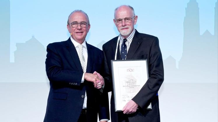 Die Urkunde zur Aufnahme in die Hall of Fame übergibt Dr. Armin Scharrer (l.) an Prof. Dr. Rudolf Guthoff.
