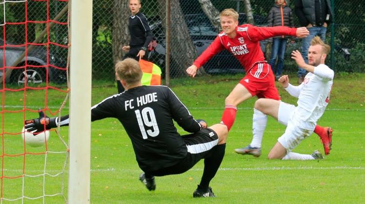 Beim 1:0 für den VfL Stenum durch Maximilian Klatte sah Hudes Torhüter Christopher Schnake nicht gut aus. Foto: Tammo Ernst Beim 1:0 für den VfL Stenum durch Maximilian Klatte sah Hudes Torhüter Christopher Schnake nicht gut aus. Foto: Tammo Ernst