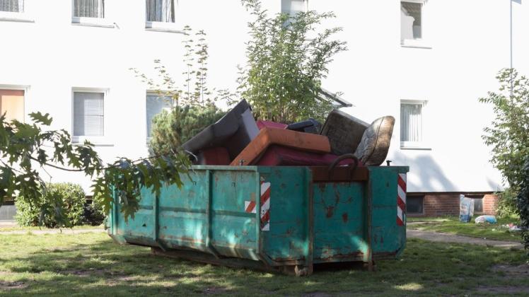 Neben den geplanten Abholterminen beauftragt die GSG immer wieder Unternehmen, um den abgeladenen Sperrmüll von den Grundstücken zu schaffen, wie hier in der Düsternortstraße. Foto: Melanie Hohmann Neben den geplanten Abholterminen beauftragt die GSG immer wieder Unternehmen, um den abgeladenen Sperrmüll von den Grundstücken zu schaffen, wie hier in der Düsternortstraße. Foto: Melanie Hohmann