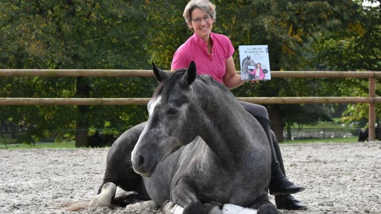 Einfühlsam beschreibt Anne Krüger -Degener in ihrem neuen Buch den Weg in eine respektvolle und vertauensvolle Beziehung zum Pferd. Foto: Sigrid Sprengelmeyer