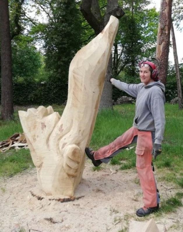Künstlerin Ragna Reusch mit dem Drachenkörper. Foto: Stadt Delmenhorst