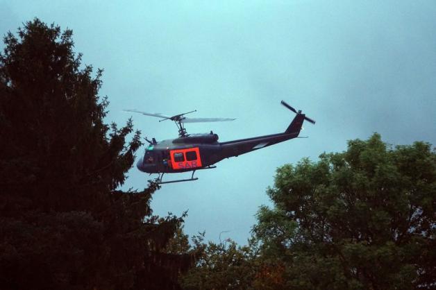 Ein Rettungshubschrauber des Militärs fliegt in der Nähe von Trier, wo ein amerikanisches Kampfflugzeug vom Typ F-16 in einem Wald abgestürzt ist. Foto: dpa/Harald Tittel Ein Rettungshubschrauber des Militärs fliegt in der Nähe von Trier, wo ein amerikanisches Kampfflugzeug vom Typ F-16 in einem Wald abgestürzt ist. Foto: dpa/Harald Tittel