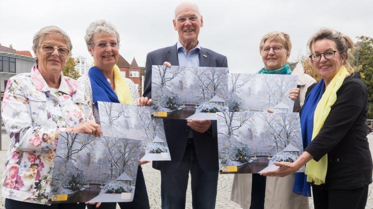 (V.l.) Die Soroptimisten Heide Sagehorn, Ute Heitmann, Sigrid Sperr-Pielok und Regina Ungethüm-Meißner präsentieren mit Bürgermeister Hermann Thölstedt den Adventskalender 2019. Foto: Melanie Hohmann (V.l.) Die Soroptimisten Heide Sagehorn, Ute Heitmann, Sigrid Sperr-Pielok und Regina Ungethüm-Meißner präsentieren mit Bürgermeister Hermann Thölstedt den Adventskalender 2019. Foto: Melanie Hohmann