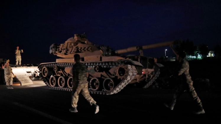 Erdogan macht mobil: Türkische Truppen bringen sich an der Grenze zu Syrien in Stellung, der türkische Präsident hat in Nordsyrien eine Offensive gegen Kurdenmilizen angekündigt. Foto: Lefteris Pitarakis/AP/dpa