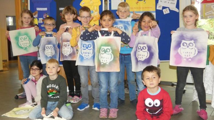 Alle Erstklässler erhielten bunt bedruckte Stoffbeutel als Alternative zur Plastiktüte. Foto: Grundschule Fresenburg