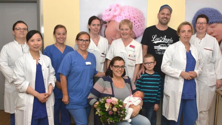 Gemeinsam mit der kleinen Familie freut sich das Team der Geburtsklinik und des Perinatalzentrums über die Geburt von Johanna, die im Bonifatius Hospital das Licht der Welt erblickte. 