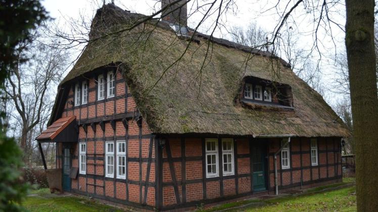 Jetzt steht die Sanierung an: Mit dem Kauf von Haus 21 des Spieldorfs der Freilichtbühne Stedingsehre ist das geplante Informationszentrum wieder ein Stück näher gerückt. Archivfoto: Thomas Deeken
