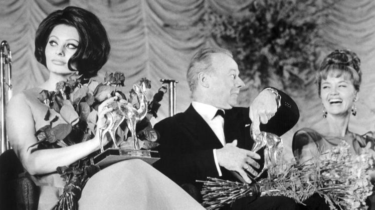 Sophia Loren (l-r), Heinz Rühmann und Liselotte Pulver während einer Bambi Verleihung. Am 11. Oktober 2019 wird Pulver 90 Jahre alt.  Foto: Heinz-Jürgen Göttert/dpa