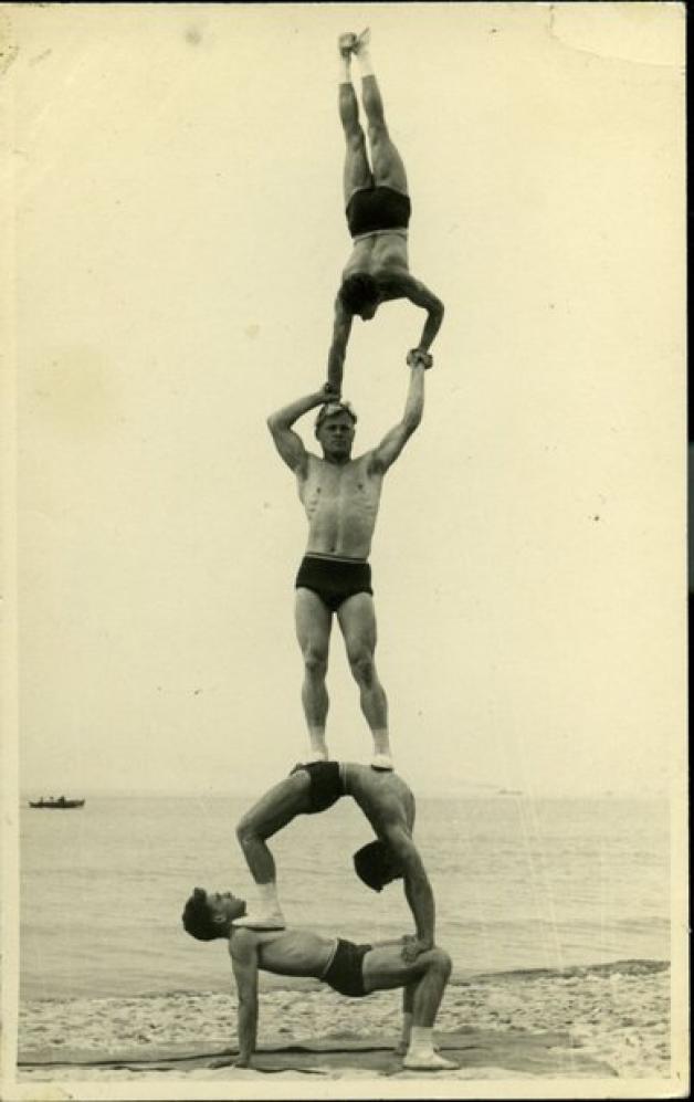 Die „Warnowwerftler“ wurden 1958 u. a. in der Vierergruppe Deutscher Meister in der Sportakrobatik. Von unten: Erich Paul, Joachim Grohmann, Dietrich Möller, Edmund Grohmann 