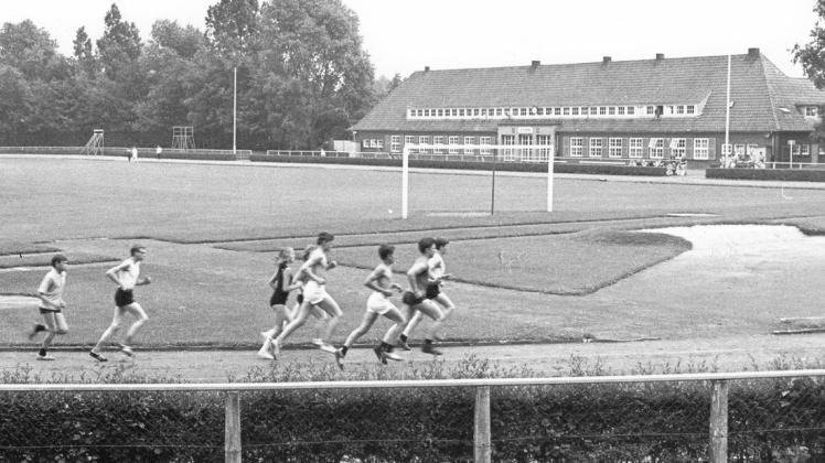Hier fanden auch während des Krieges noch Wettkämpfe statt: Das Stadion an der Düsternorter Straße im Juni 1969. Archivfoto: Horst Schilling