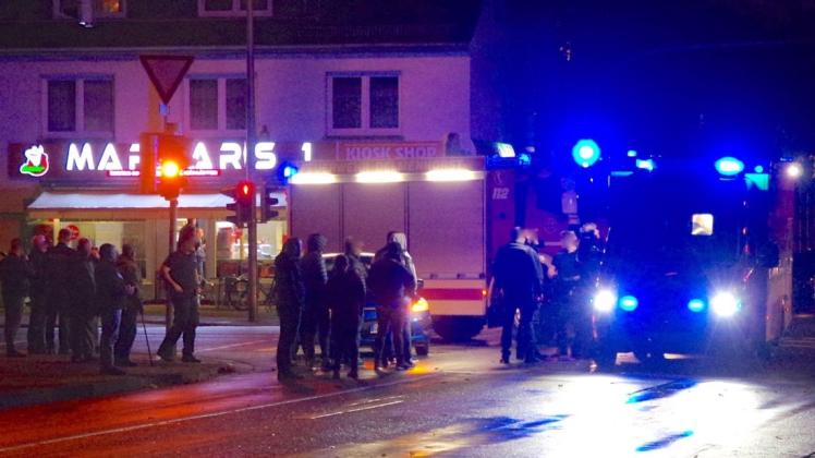 Mehrere Menschen kamen bei dem Unfall zusammen. Foto: aktuellfoto Mehrere Menschen kamen bei dem Unfall zusammen. Foto: aktuellfoto