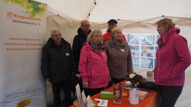 Fred Schlese (v.l.), Peter Kellermann, Martina Meinken, Ilse Grüttner, Arthur Meinken und die SPD-Bundestagsabgeordnete Susanne Mittag tauschten sich über die Arbeit des Hospizdienstes Delmenhorst aus. Foto: Niklas Golitschek Fred Schlese (v.l.), Peter Kellermann, Martina Meinken, Ilse Grüttner, Arthur Meinken und die SPD-Bundestagsabgeordnete Susanne Mittag tauschten sich über die Arbeit des Hospizdienstes Delmenhorst aus. Foto: Niklas Golitschek