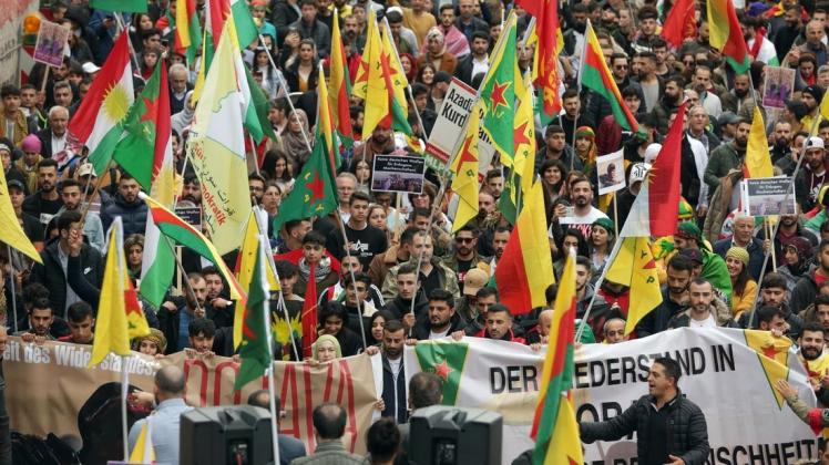 Tausende Menschen nehmen an der Demonstration "Stoppt die Invasion kurdischer Gebiete" auf der Deutzer Freiheit teil. Foto: David Young/dpa