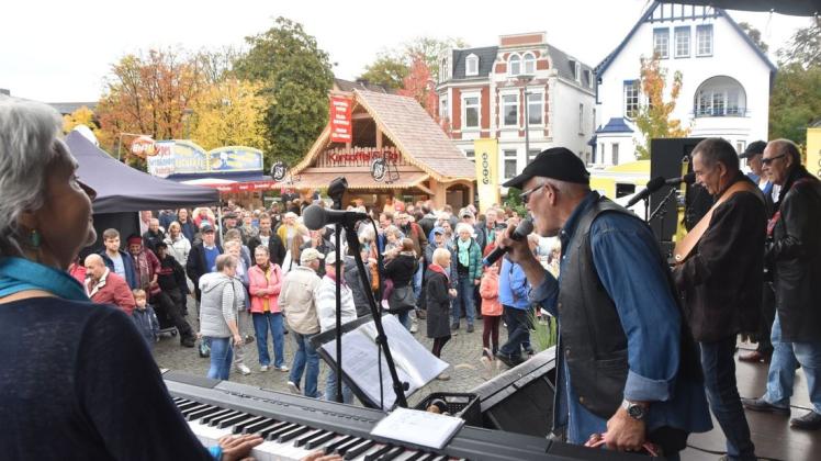 Alte Haudegen von "Never too Late" spielen auf dem Marktplatz. Foto: Kai Hasse Alte Haudegen von "Never too Late" spielen auf dem Marktplatz. Foto: Kai Hasse
