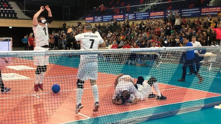 Goldene Szene: Michael Feistle springt in die Höhe, Reno Tiede (Nummer 7) jubelt mit - die deutschen Goalball-Herren sind Europameister! Goldene Szene: Michael Feistle springt in die Höhe, Reno Tiede (Nummer 7) jubelt mit - die deutschen Goalball-Herren sind Europameister!
