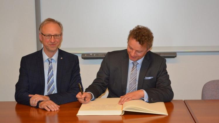 Ins Goldene Buch der Gemeinde Geeste hat sich der Bundestagsabgeordnete Jens Beeck (FDP) eingetragen. Bürgermeister Helmut Höke (links) sprach mit ihm über die Situation der Gemeinde. 