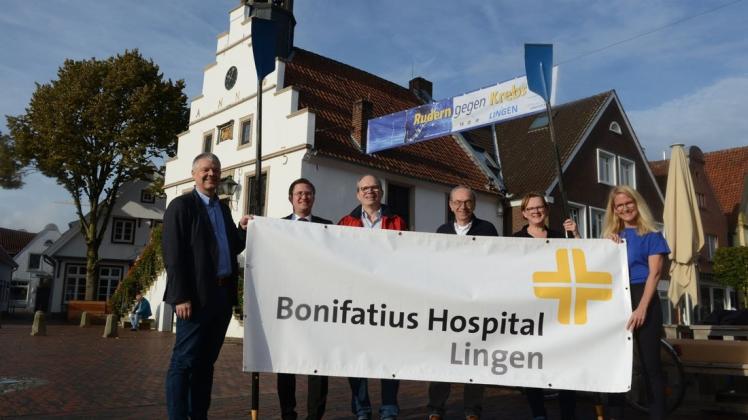 Engagieren sich in ihren Booten für die gute Sache (von links): Pastor Thomas Burke, Marc Hildebrandt (LRG), Dr. Hartmut Görtz (Bonifatius Hospital), Dieter Schmeltzpfenning und Carla Botterschulte (LRG) undTina Scharrenbroich (Fonds für Krebskranke Lingen). Foto: Thomas Pertz