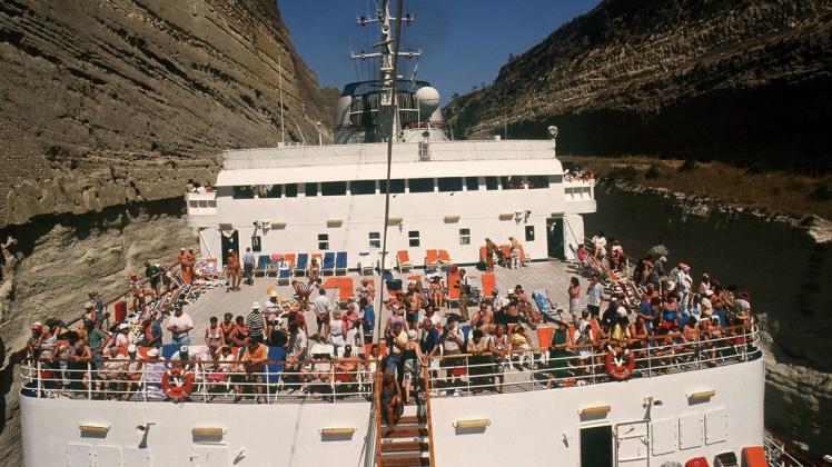 Bereits in der Vergangenheit haben sich Kreuzfahrtschiffe durch den engen Kanal von Korinth gequetscht. Symbolfoto: imago images/Jochen Tack