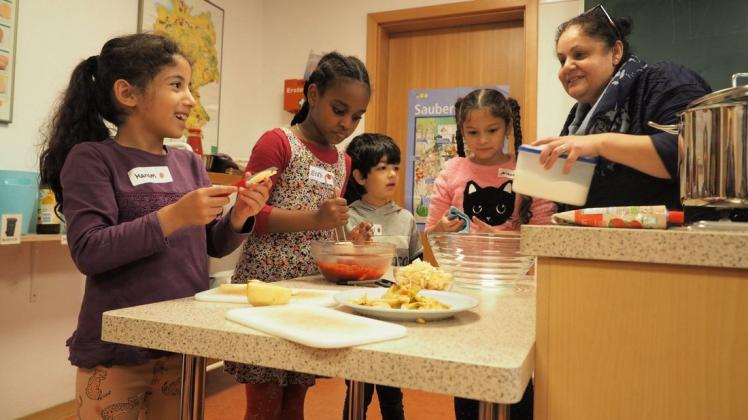 Beim Feriensprachcamp im Regionalen Umweltzentrum (RUZ) Hollen bereiteten die Kinder mit Köchin Seher Hamdan Pommes und Ketchup selbst zu. Foto: Niklas Golitschek