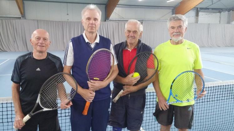 Die neue Herrenmannschaft 75 beim Huder Tennisverein: (von links) Dr. Werner Stenkamp, Günther Ehlert,Edo Addicks und Hans-Jörg Hahn. Foto: Kurt Werner