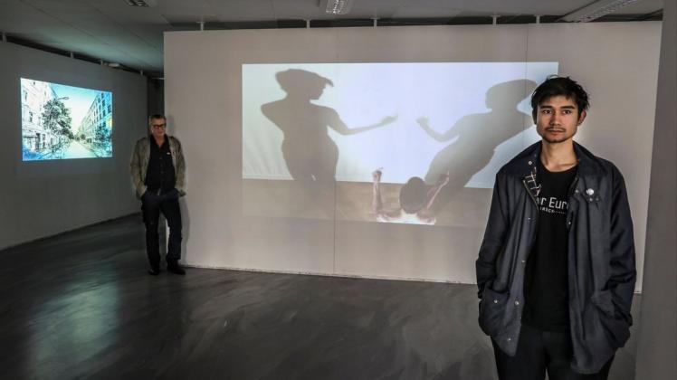 "Videoscreening 1": Werner Kavermann (links) und Azim F. Becker präsentieren im Kunstraum hase29 zehn Kunstvideos. Foto: Gert Westdörp