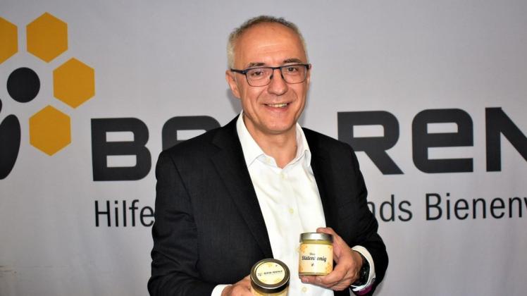 Dieter Schimanski mit seinem Honig. Er freut sich über den Preis, den er heute in Berlin überreicht bekommt. Foto:  Martina Brünjes