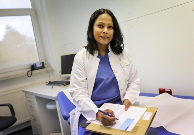 Playboy qizlar yalangoch rasmlar Ayol ayolning katta klitorini onanizm qiladi.