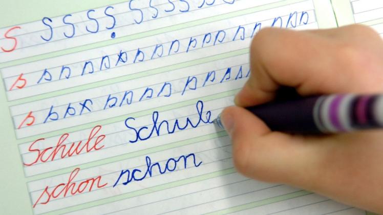 Was ist besser: Handschrift oder tippen auf der Tastatur? Foto: dpa/Patrick Pleul/ZB