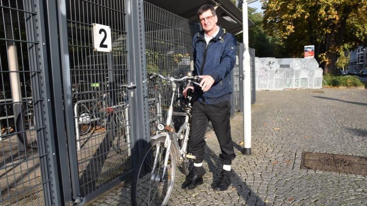 Ein halbes Jahr musste Stefan Lubeck auf den Platz im Fahrradkäfig warten. Er legt wert darauf, dass sein Fahrrad sicher ist, wenn er mit dem Zug nach Bremen pendelt. Foto: Stefanie Jürgensen