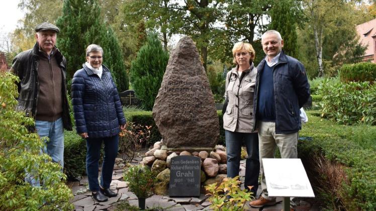 Für 25 Jahre werden sich Dieter und Birgit Borbe (r.) um die Grabstätte kümmern. Bürgermeisterin Benita Chelvier (CDU) und der Leiter des Heimatmuseums, Joachim Weyrich, loben das Engagement für den Erhalt solcher Erinnerungen.