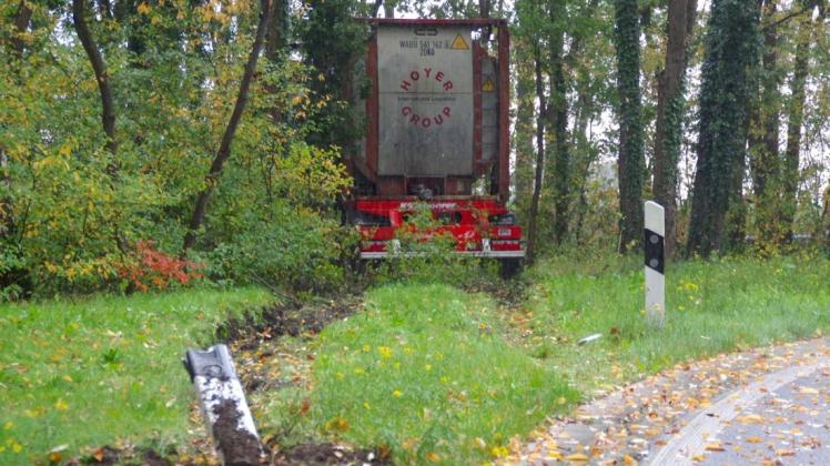 Der Lastwagen landete neben der Abfahrt Groß Ippener in einem Waldstück. Foto: Günther Richter