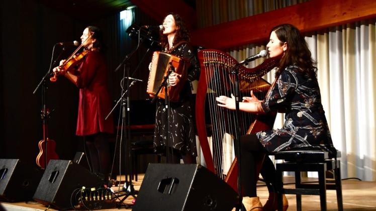Sie begeisterten das Stuhrer Publikum mit ihrem „Irish Americana Folk“ (v.li.): Karen, Lorna und Jolene McLaughlin sind „The Henry Girls“.  Foto: Jasmin Johannsen
