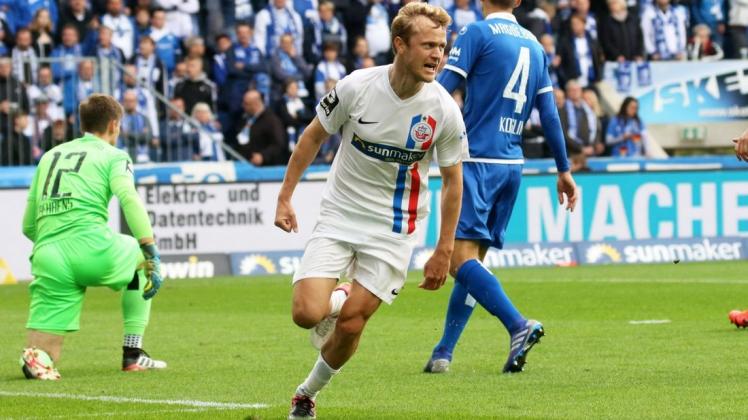 Dreht nach seinem Treffer jubelnd ab: Nik Omladic erzielte das Siegtor beim 1:0 des FC Hansa in Magdeburg.