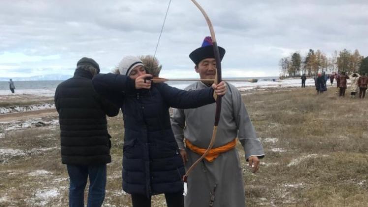 Susann Köpke am Baikalsee beim Bogenschießen unter Anleitung eines einheimischen „Übungsleiters“