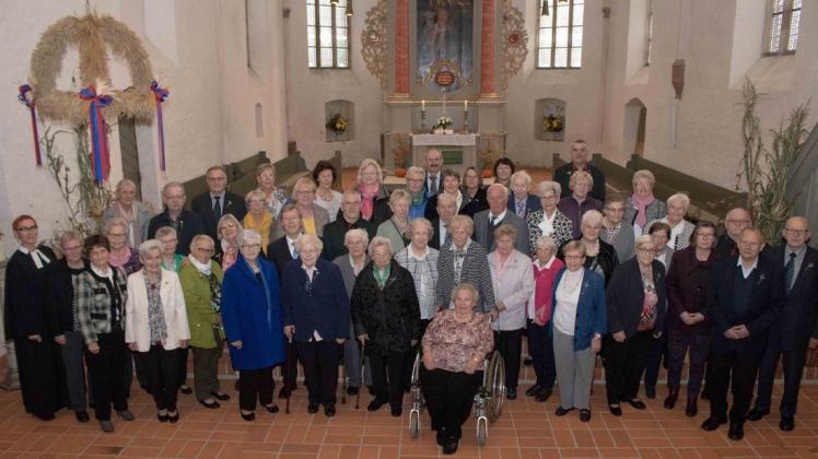 Pastorin Susanne Bruns (li.) feiert mit Ganderkeseer Konfirmations-Jubilaren einen Festgottesdienst in St. Cyprian. Foto: Manuel Titze