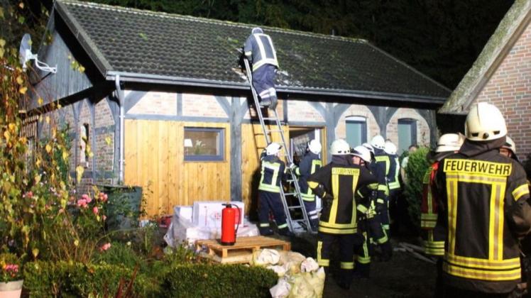 Ein Schwelbrand unter einem Hausdach in Dingstede hat am Samstagabend die Feuerwehr gefordert. Foto: Tom Kramer/ Feuerwehr Hatten